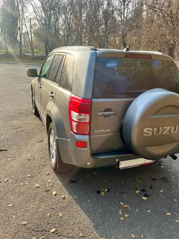 Продам suzuki grand vitara 2006 г. в. 2.0 автомат, полный привод пробег 297 тысяч двигатель в норме, не дымит, не коптит. коробка не пинается, есть вопросы по заднему редуктору, надо либо делать либо поменять. салон кожа, бесключевой доступ, климат работает, все что должно работать, работает. город донецк цена 620000р тел. 89493345010 - фотография - 2