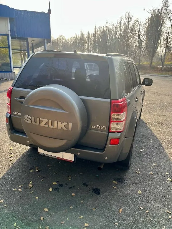 Продам suzuki grand vitara 2006 г. в. 2.0 автомат, полный привод пробег 297 тысяч двигатель в норме, не дымит, не коптит. коробка не пинается, есть вопросы по заднему редуктору, надо либо делать либо поменять. салон кожа, бесключевой доступ, климат работает, все что должно работать, работает. город донецк цена 620000р тел. 89493345010 - фотография - 3