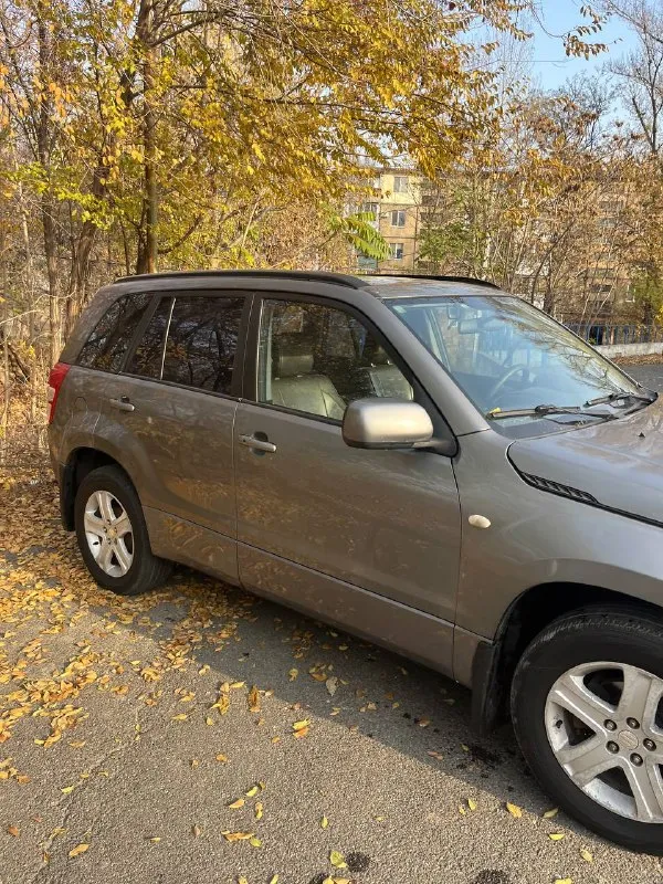 Продам suzuki grand vitara 2006 г. в. 2.0 автомат, полный привод пробег 297 тысяч двигатель в норме, не дымит, не коптит. коробка не пинается, есть вопросы по заднему редуктору, надо либо делать либо поменять. салон кожа, бесключевой доступ, климат работает, все что должно работать, работает. город донецк цена 620000р тел. 89493345010 - фотография - 4