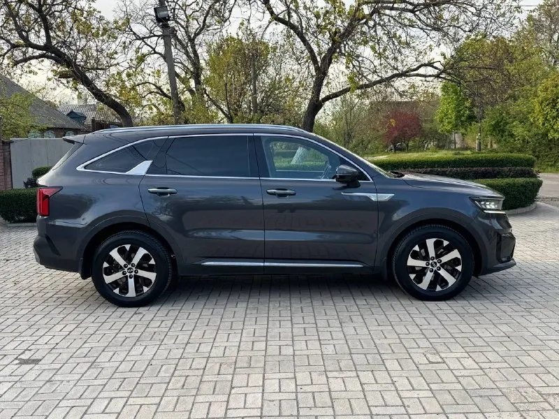 Kia sorento 2020 год выпуска пробег 78 тыс. км двигатель 2.2d коробка автомат автомобиль в отличном состоянии, кузов без дтп, весь в заводском окрасе! максимальная комплектация кожаный салон электро сиденья, с подогревами 4-хсидений память и вентиляция передних сидений подогрев руля под рулевые лепестки переключения передач ambient lighting, контурная цветная подсветка салона парктроники передние и задние кнопка start/stop двух зонный климат контроль активный круиз контроль без ключевой доступ keylessgo авто складывание заркал адаптивная led оптика, передняя и задняя led туманки цифровой щиток приборов проекция на лобовое стекло обзор 360° без проводная зарядка для смартфона солнце защитные шторки для задних пасажиров электро крышка багажника электро ручник система autohold датчики слепых зон датчик смены полосы дистроник датчик света розетка 220v продажа с полным переоформлением в мрэо г. донецк цена 3.200.000 реальному покупателю торг звоните остальное по тел. +79495210885 - фотография - 4