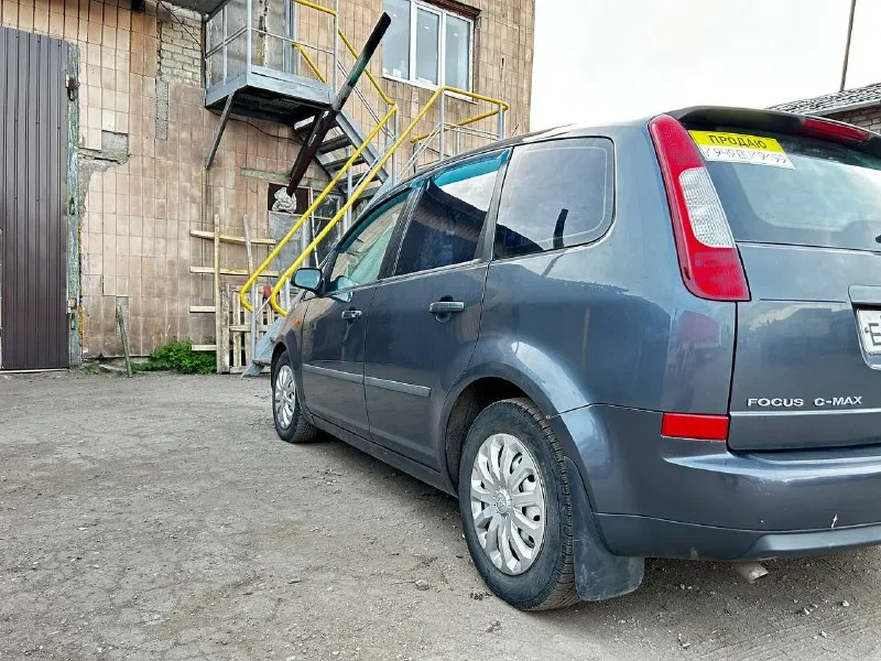 Продам ford c max в отличном состоянии я хозяин, владею авто второй год. авто без вложений. большой багажник, сиденья складываются, большой комфортный автомобиль. по машине много что сделано, новые сайлентблоки в круг, новые серповидные рычаги, переднии стойки новые, опорные подшипники новые, новые шаровые и наконечники, новый бензонасос, так же мылся бак, привода обслужены, новые тормоза в круг (диски, колодки)масло в коробке менял 15к назад так же и в гуре, 2 комплекта колёс зима лето резина новая. техосмотр пройдёт! переоформление без проблем! могу присутствовать в мрео с вами. цена 680000 торг. +79493648361 📞 звоните: +7(949)3648361 - фотография - 3