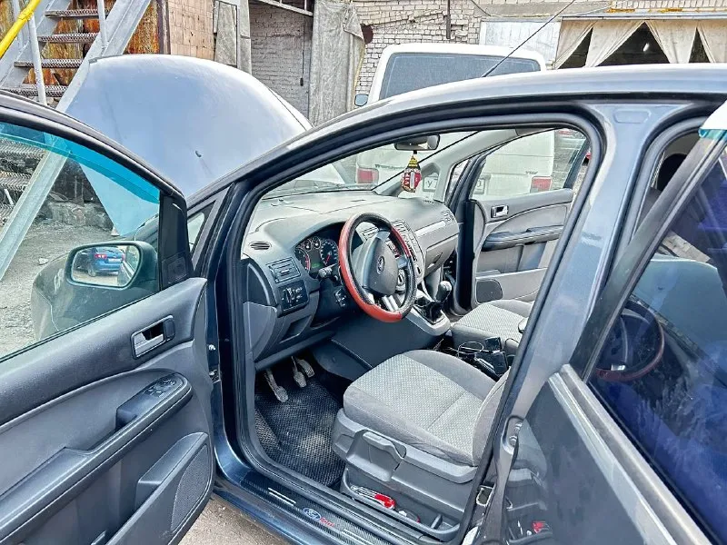Продам ford c max в отличном состоянии я хозяин, владею авто второй год. авто без вложений. большой багажник, сиденья складываются, большой комфортный автомобиль. по машине много что сделано, новые сайлентблоки в круг, новые серповидные рычаги, переднии стойки новые, опорные подшипники новые, новые шаровые и наконечники, новый бензонасос, так же мылся бак, привода обслужены, новые тормоза в круг (диски, колодки)масло в коробке менял 15к назад так же и в гуре, 2 комплекта колёс зима лето резина новая. техосмотр пройдёт! переоформление без проблем! могу присутствовать в мрео с вами. цена 680000 торг. +79493648361 📞 звоните: +7(949)3648361 - фотография - 5