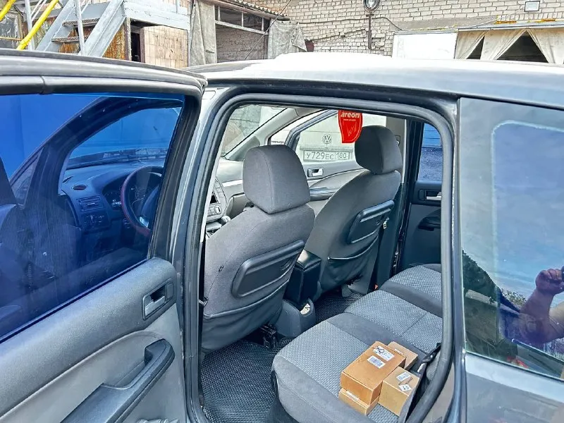 Продам ford c max в отличном состоянии я хозяин, владею авто второй год. авто без вложений. большой багажник, сиденья складываются, большой комфортный автомобиль. по машине много что сделано, новые сайлентблоки в круг, новые серповидные рычаги, переднии стойки новые, опорные подшипники новые, новые шаровые и наконечники, новый бензонасос, так же мылся бак, привода обслужены, новые тормоза в круг (диски, колодки)масло в коробке менял 15к назад так же и в гуре, 2 комплекта колёс зима лето резина новая. техосмотр пройдёт! переоформление без проблем! могу присутствовать в мрео с вами. цена 680000 торг. +79493648361 📞 звоните: +7(949)3648361 - фотография - 7