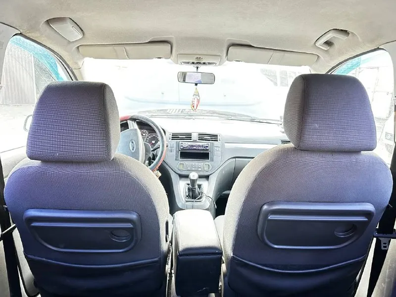 Продам ford c max в отличном состоянии я хозяин, владею авто второй год. авто без вложений. большой багажник, сиденья складываются, большой комфортный автомобиль. по машине много что сделано, новые сайлентблоки в круг, новые серповидные рычаги, переднии стойки новые, опорные подшипники новые, новые шаровые и наконечники, новый бензонасос, так же мылся бак, привода обслужены, новые тормоза в круг (диски, колодки)масло в коробке менял 15к назад так же и в гуре, 2 комплекта колёс зима лето резина новая. техосмотр пройдёт! переоформление без проблем! могу присутствовать в мрео с вами. цена 680000 торг. +79493648361 📞 звоните: +7(949)3648361 - фотография - 9