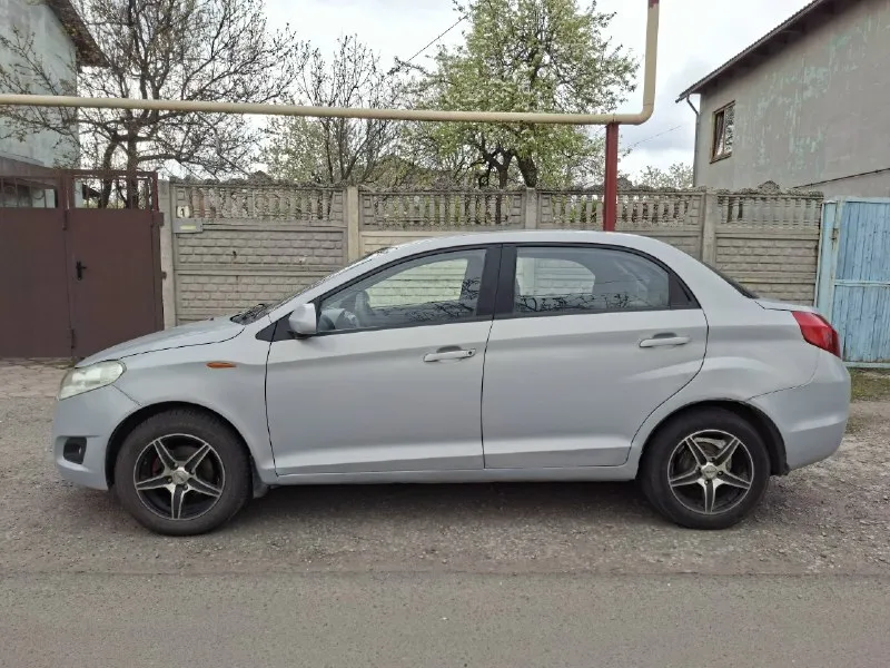 Продается автомобиль chery bonus a13 (2011 года выпуска, пробег оригинальный - 179 000 км) я хозяин автомобиля, во владении 2 года. автомобиль в хорошей комплектации: есть кондиционер, подогрев передних сидений, бортовой компьютер, электростеклоподъёмники, гур, abs, электро регулировка зеркал сам автомобиль в хорошем состоянии - двигатель полностью обслужен, работает отлично - кпп включает без проблем - по ходовой все в порядке, ничего не гремит и не стучит - днище целое, без дыр, в хорошем состоянии - по электрике все исправно работает - нет никаких ошибок по системе - новая летняя резина - неплохая музыка - все расходники заменены - лобовое и другие стека заводские - ухоженный салон - печка греет на отлично - в дтп не участвовала - по документам все впорядке, на вас на учет станет без проблем по машине было многое сделано: стоит новое сцепление, передние амортизаторы, радиатор охлаждения, радиатор печки и многое другое, дополнительное расскажу по телефону. обращаться п 📞 звоните: +7(949)3033139 - фотография - 8