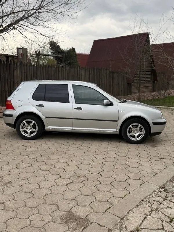 Номер телефона +79493330955 golf 4 1.6 бензин восьмиклапанный ✅ коробка механика ✅ 2000год ✅ пробег 382тыс. км ✅ в очень хорошем состоянии ✅ вложений никаких не требует ✅ кондиционер холодит, печка греет, каждая кнопка работает, подвеска недавно перебиралась✅ кузов без коррозии, красить ничего не нужно. ✅ стоит хорошая музыка с усилителем✅ новое сцепление, 2000 км назад- заменены масло в коробке и двигателе заменен клапан вкг, промыт дроссель заменён фильтр воздушный и салонный✅ на машине есть климат контроль, гур, 4 электростеклоподьемника, электрорегулировка зеркал ✅ очень приятный и комфортный авто на каждый день✅ telegram - фотография - 4