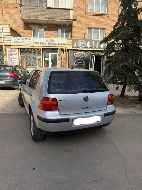 Номер телефона +79493330955 golf 4 1.6 бензин восьмиклапанный ✅ коробка механика ✅ 2000год ✅ пробег 382тыс. км ✅ в очень хорошем состоянии ✅ вложений никаких не требует ✅ кондиционер холодит, печка греет, каждая кнопка работает, подвеска недавно перебиралась✅ кузов без коррозии, красить ничего не нужно. ✅ стоит хорошая музыка с усилителем✅ новое сцепление, 2000 км назад- заменены масло в коробке и двигателе заменен клапан вкг, промыт дроссель заменён фильтр воздушный и салонный✅ на машине есть климат контроль, гур, 4 электростеклоподьемника, электрорегулировка зеркал ✅ очень приятный и комфортный авто на каждый день✅ telegram - фотография - 9