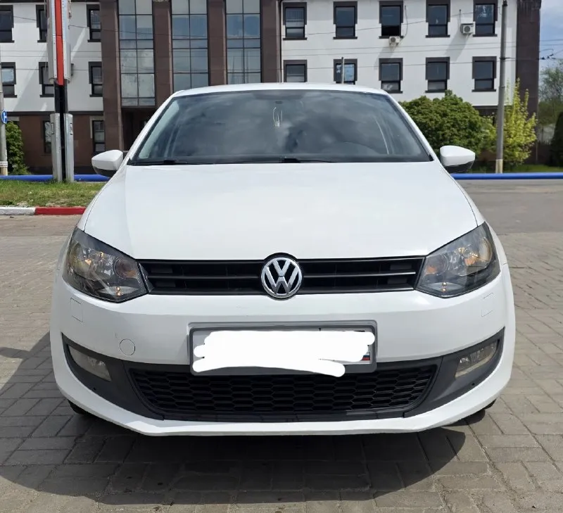 Продам volkswagen polo хетчбек в отличном состоянии 2011г. 1.4 без турбины двигатель работает ровно, не дымит, масло не ест. машина едет уверенно. автоматическая коробка переключает плавно, мягко, без пинков и тд. кузов как на фото, ровный, красивый, без рыжиков. ходовка не стучит. салон чистый и опрятный стекла все родные включая лобовое. климат контроль холодит, печка греет. 4 стеклоподьемника, подогрев зеркал и передних сидений, туманки и другое. всё в рабочем состоянии. машина полностью обслужена, никаких вложений не требует. сел и поехал. 2 комплекта хорошей резины зима/лето тех осмотр пройден, диагностическая карта на руках. оформление в мрэо без проблем в день покупки авто. осмотр донецк цена 750000₽ +79493910310 - фотография - 1