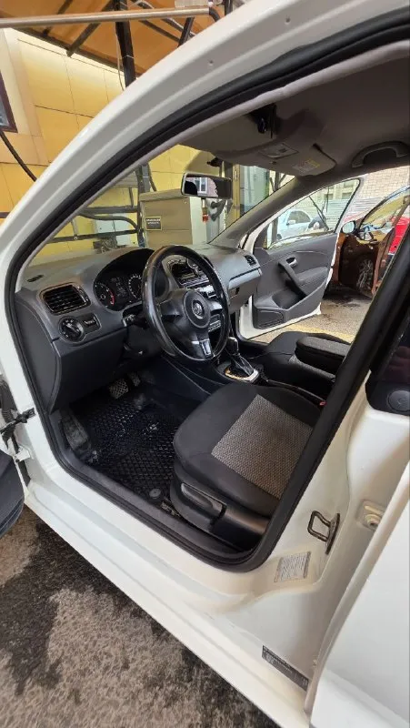 Продам volkswagen polo хетчбек в отличном состоянии 2011г. 1.4 без турбины двигатель работает ровно, не дымит, масло не ест. машина едет уверенно. автоматическая коробка переключает плавно, мягко, без пинков и тд. кузов как на фото, ровный, красивый, без рыжиков. ходовка не стучит. салон чистый и опрятный стекла все родные включая лобовое. климат контроль холодит, печка греет. 4 стеклоподьемника, подогрев зеркал и передних сидений, туманки и другое. всё в рабочем состоянии. машина полностью обслужена, никаких вложений не требует. сел и поехал. 2 комплекта хорошей резины зима/лето тех осмотр пройден, диагностическая карта на руках. оформление в мрэо без проблем в день покупки авто. осмотр донецк цена 750000₽ +79493910310 - фотография - 10