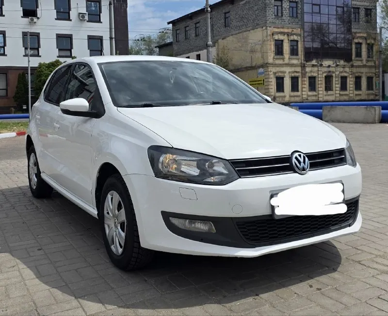 Продам volkswagen polo хетчбек в отличном состоянии 2011г. 1.4 без турбины двигатель работает ровно, не дымит, масло не ест. машина едет уверенно. автоматическая коробка переключает плавно, мягко, без пинков и тд. кузов как на фото, ровный, красивый, без рыжиков. ходовка не стучит. салон чистый и опрятный стекла все родные включая лобовое. климат контроль холодит, печка греет. 4 стеклоподьемника, подогрев зеркал и передних сидений, туманки и другое. всё в рабочем состоянии. машина полностью обслужена, никаких вложений не требует. сел и поехал. 2 комплекта хорошей резины зима/лето тех осмотр пройден, диагностическая карта на руках. оформление в мрэо без проблем в день покупки авто. осмотр донецк цена 750000₽ +79493910310 - фотография - 2