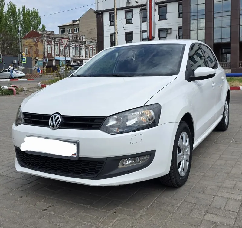 Продам volkswagen polo хетчбек в отличном состоянии 2011г. 1.4 без турбины двигатель работает ровно, не дымит, масло не ест. машина едет уверенно. автоматическая коробка переключает плавно, мягко, без пинков и тд. кузов как на фото, ровный, красивый, без рыжиков. ходовка не стучит. салон чистый и опрятный стекла все родные включая лобовое. климат контроль холодит, печка греет. 4 стеклоподьемника, подогрев зеркал и передних сидений, туманки и другое. всё в рабочем состоянии. машина полностью обслужена, никаких вложений не требует. сел и поехал. 2 комплекта хорошей резины зима/лето тех осмотр пройден, диагностическая карта на руках. оформление в мрэо без проблем в день покупки авто. осмотр донецк цена 750000₽ +79493910310 - фотография - 3
