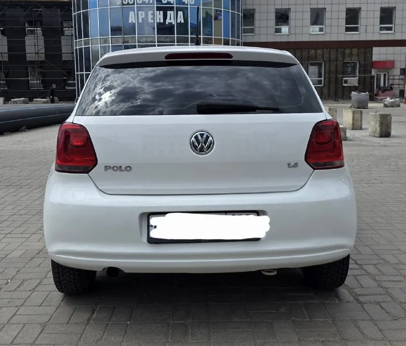 Продам volkswagen polo хетчбек в отличном состоянии 2011г. 1.4 без турбины двигатель работает ровно, не дымит, масло не ест. машина едет уверенно. автоматическая коробка переключает плавно, мягко, без пинков и тд. кузов как на фото, ровный, красивый, без рыжиков. ходовка не стучит. салон чистый и опрятный стекла все родные включая лобовое. климат контроль холодит, печка греет. 4 стеклоподьемника, подогрев зеркал и передних сидений, туманки и другое. всё в рабочем состоянии. машина полностью обслужена, никаких вложений не требует. сел и поехал. 2 комплекта хорошей резины зима/лето тех осмотр пройден, диагностическая карта на руках. оформление в мрэо без проблем в день покупки авто. осмотр донецк цена 750000₽ +79493910310 - фотография - 4