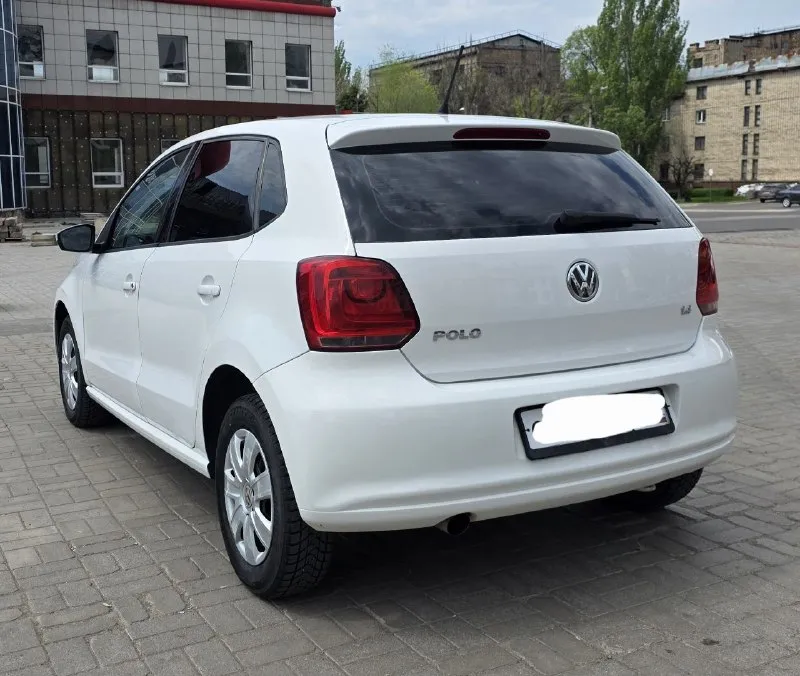 Продам volkswagen polo хетчбек в отличном состоянии 2011г. 1.4 без турбины двигатель работает ровно, не дымит, масло не ест. машина едет уверенно. автоматическая коробка переключает плавно, мягко, без пинков и тд. кузов как на фото, ровный, красивый, без рыжиков. ходовка не стучит. салон чистый и опрятный стекла все родные включая лобовое. климат контроль холодит, печка греет. 4 стеклоподьемника, подогрев зеркал и передних сидений, туманки и другое. всё в рабочем состоянии. машина полностью обслужена, никаких вложений не требует. сел и поехал. 2 комплекта хорошей резины зима/лето тех осмотр пройден, диагностическая карта на руках. оформление в мрэо без проблем в день покупки авто. осмотр донецк цена 750000₽ +79493910310 - фотография - 5