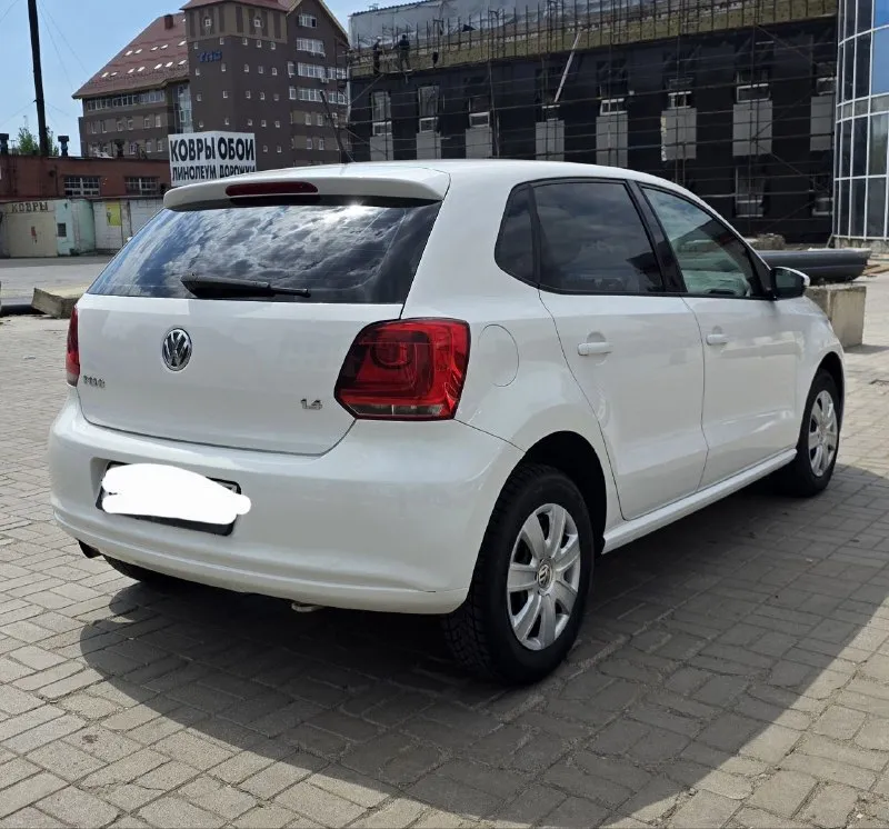 Продам volkswagen polo хетчбек в отличном состоянии 2011г. 1.4 без турбины двигатель работает ровно, не дымит, масло не ест. машина едет уверенно. автоматическая коробка переключает плавно, мягко, без пинков и тд. кузов как на фото, ровный, красивый, без рыжиков. ходовка не стучит. салон чистый и опрятный стекла все родные включая лобовое. климат контроль холодит, печка греет. 4 стеклоподьемника, подогрев зеркал и передних сидений, туманки и другое. всё в рабочем состоянии. машина полностью обслужена, никаких вложений не требует. сел и поехал. 2 комплекта хорошей резины зима/лето тех осмотр пройден, диагностическая карта на руках. оформление в мрэо без проблем в день покупки авто. осмотр донецк цена 750000₽ +79493910310 - фотография - 6