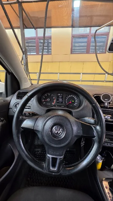 Продам volkswagen polo хетчбек в отличном состоянии 2011г. 1.4 без турбины двигатель работает ровно, не дымит, масло не ест. машина едет уверенно. автоматическая коробка переключает плавно, мягко, без пинков и тд. кузов как на фото, ровный, красивый, без рыжиков. ходовка не стучит. салон чистый и опрятный стекла все родные включая лобовое. климат контроль холодит, печка греет. 4 стеклоподьемника, подогрев зеркал и передних сидений, туманки и другое. всё в рабочем состоянии. машина полностью обслужена, никаких вложений не требует. сел и поехал. 2 комплекта хорошей резины зима/лето тех осмотр пройден, диагностическая карта на руках. оформление в мрэо без проблем в день покупки авто. осмотр донецк цена 750000₽ +79493910310 - фотография - 7