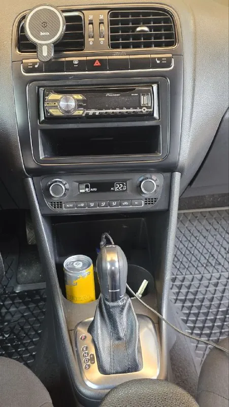 Продам volkswagen polo хетчбек в отличном состоянии 2011г. 1.4 без турбины двигатель работает ровно, не дымит, масло не ест. машина едет уверенно. автоматическая коробка переключает плавно, мягко, без пинков и тд. кузов как на фото, ровный, красивый, без рыжиков. ходовка не стучит. салон чистый и опрятный стекла все родные включая лобовое. климат контроль холодит, печка греет. 4 стеклоподьемника, подогрев зеркал и передних сидений, туманки и другое. всё в рабочем состоянии. машина полностью обслужена, никаких вложений не требует. сел и поехал. 2 комплекта хорошей резины зима/лето тех осмотр пройден, диагностическая карта на руках. оформление в мрэо без проблем в день покупки авто. осмотр донецк цена 750000₽ +79493910310 - фотография - 8