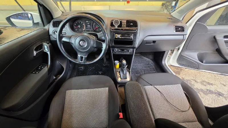 Продам volkswagen polo хетчбек в отличном состоянии 2011г. 1.4 без турбины двигатель работает ровно, не дымит, масло не ест. машина едет уверенно. автоматическая коробка переключает плавно, мягко, без пинков и тд. кузов как на фото, ровный, красивый, без рыжиков. ходовка не стучит. салон чистый и опрятный стекла все родные включая лобовое. климат контроль холодит, печка греет. 4 стеклоподьемника, подогрев зеркал и передних сидений, туманки и другое. всё в рабочем состоянии. машина полностью обслужена, никаких вложений не требует. сел и поехал. 2 комплекта хорошей резины зима/лето тех осмотр пройден, диагностическая карта на руках. оформление в мрэо без проблем в день покупки авто. осмотр донецк цена 750000₽ +79493910310 - фотография - 9
