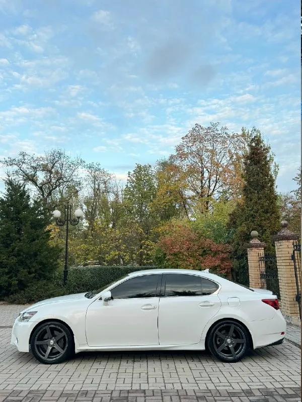 Lexus gs 250 lexus 2014г 2.5 бензин до налог ! пробег 240.000 мотор отличный, не дымит, не троит, масло не расходует! акпп надежная японская, не пинает, не буксует, переключает мягко, без рывков! ходовая не гремит, не стучит, едет мягко, и комфортно! цвет красивый, белый-перламутр. комплектации: с обдувами сидений, подогревы, без ключей доступ, мульти руль, камера заднего вида, отличная акустика, с bt документы чистые, я хозяйка, на мне оформлена, стоит на 180 регионе, проблем с переоформлением не будет, могу присутствовать… осмотр г. макеевка связь +7949-407-08-92 +7949-489-08-56 тг тоже есть цена 1.850.000 руб торг у капота разумный! цена до конца апреля обмен тоже можно рассмотреть, но на обмен чуть дороже в рынок! 📞 звоните: +7(949)4070892 - фотография - 4
