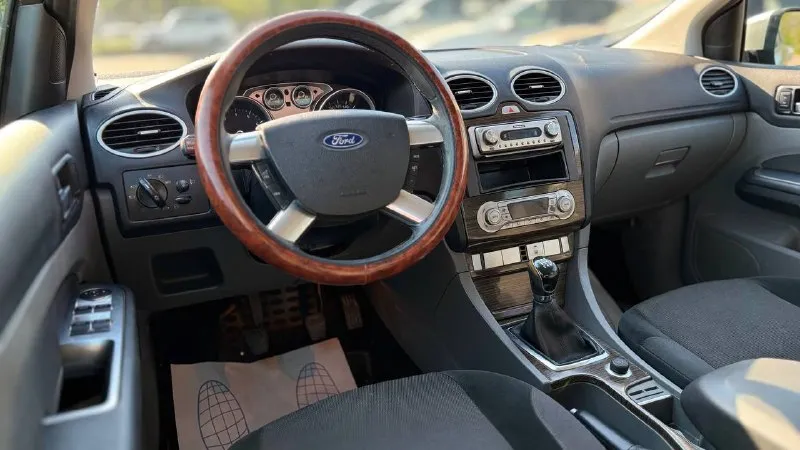 Ford focus двигатель:2.0 ⛽️вид топлива:бензин ⚙️кпп:механика кузов:седан пробег: 154.000 км 📅год выпуска: 2008 💰цена: 670.000 руб •усилитель руля. •эл стеклоподъёмники •мультимедиа •климат контроль 🚘автосалон автото4ка продажа возможна : ✅наличный расчет ✅безналичный ✅кредит по 2 документам 🔄обмен на ваш авто звонки по номеру ☎️+ - фотография - 4