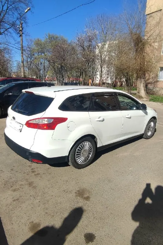 Ford focus 3 продам ford фокус 3 2014 года, в хорошем состоянии, без ржавчины, вмятин, царапин. двигатель 1.6, атмосферник с механической коробкой передач. на хорошем, уверенном ходу. для данного автомобиля, полная комплектация. реальному покупателю, хороший торг, у капота. работает все. документы от первого лица. картотека зеленая - без штрафов. цена 670 000 р. , донецк, калининский район. по интересующим вопросам моб. +7940-457-58-64 📞 звоните: +7(940)4575864 - фотография - 1