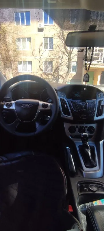 Ford focus 3 продам ford фокус 3 2014 года, в хорошем состоянии, без ржавчины, вмятин, царапин. двигатель 1.6, атмосферник с механической коробкой передач. на хорошем, уверенном ходу. для данного автомобиля, полная комплектация. реальному покупателю, хороший торг, у капота. работает все. документы от первого лица. картотека зеленая - без штрафов. цена 670 000 р. , донецк, калининский район. по интересующим вопросам моб. +7940-457-58-64 📞 звоните: +7(940)4575864 - фотография - 5