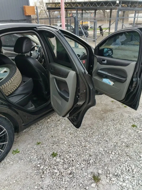 Ford фокус2 ресайлинг. владею 2 года. 1.8 цепной. мкпп. 2008г. пробег 292500.зимний пакет обогревы лобового заднего стекла, зеркал, форсунок омывателя, передних сидений, датчик света, датчик дождя, двухзонный климат, бардачек с охлаждением, автозапуск старлайн, масло не ест, коробка mtx75 от 2-ух литрового мотора(неубиваемая), ходовая без стуков, грюков, скрипов новые стойки, пружины рычаги, музыка усилитель сабвуфер, летняя резина на литых дисках р16 новая, зима р15, 600т. р горловка +79493652265. т. о пройдено 📞 звоните: +7(949)3652265 - фотография - 5
