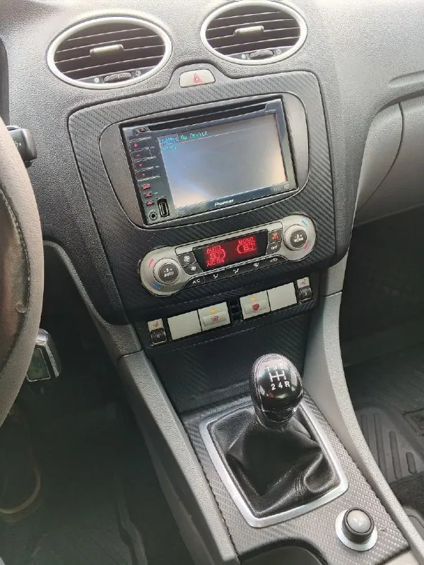 Ford фокус2 ресайлинг. владею 2 года. 1.8 цепной. мкпп. 2008г. пробег 292500.зимний пакет обогревы лобового заднего стекла, зеркал, форсунок омывателя, передних сидений, датчик света, датчик дождя, двухзонный климат, бардачек с охлаждением, автозапуск старлайн, масло не ест, коробка mtx75 от 2-ух литрового мотора(неубиваемая), ходовая без стуков, грюков, скрипов новые стойки, пружины рычаги, музыка усилитель сабвуфер, летняя резина на литых дисках р16 новая, зима р15, 600т. р горловка +79493652265. т. о пройдено 📞 звоните: +7(949)3652265 - фотография - 7