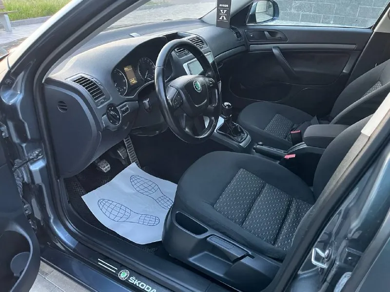 Продам skoda octavia а5 1.6 мкпп пробег 165000 тыс авто в идеальном состоянии и эксплуатация без дтп весь автомобиль в родной краски техническая часть полностью обслуживания требует никаких вложений, установлен новая резина отличная android магнитола камера заднего вида состояние машины идеальное во всех смыслах этого слова, осмотр город мариуполь цена 935000 тыс рублей по всем вопросам звоните, +79490261919 📞 звоните: +7(949)0261919 - фотография - 8