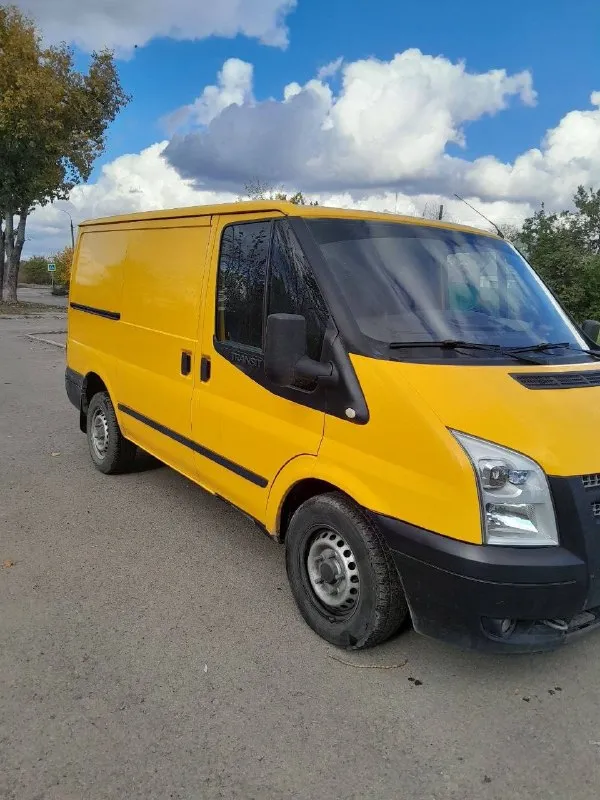 Продам ford транзит ( ford transit) 2013 г. в. двигатель: 2.2л дизель, 100 л. с. пробег: 248 000 км (на одометре), новый мотор — прошел больше 5 т. км местонахождение: г. луганск, южные квартала особенности и состояние: • новый двигатель • электростеклоподъемники, подогрев лобового стекла, электропривод зеркал • не дымит, не троит, обслужены турбина и форсунки • ходовая часть в отличном состоянии • кондиционер работает отлично • полностью обновленная и не гнилая кузовщина • сел - поехал юридически чистый цена 1.55млн рублей + торг у капота. обмен не интересует. подробности по телефону +79591109931 (тг, мах) 📞 звоните: +7(959)1109931 - фотография - 3