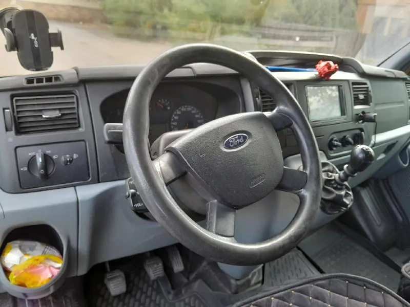 Продам ford транзит ( ford transit) 2013 г. в. двигатель: 2.2л дизель, 100 л. с. пробег: 248 000 км (на одометре), новый мотор — прошел больше 5 т. км местонахождение: г. луганск, южные квартала особенности и состояние: • новый двигатель • электростеклоподъемники, подогрев лобового стекла, электропривод зеркал • не дымит, не троит, обслужены турбина и форсунки • ходовая часть в отличном состоянии • кондиционер работает отлично • полностью обновленная и не гнилая кузовщина • сел - поехал юридически чистый цена 1.55млн рублей + торг у капота. обмен не интересует. подробности по телефону +79591109931 (тг, мах) 📞 звоните: +7(959)1109931 - фотография - 5