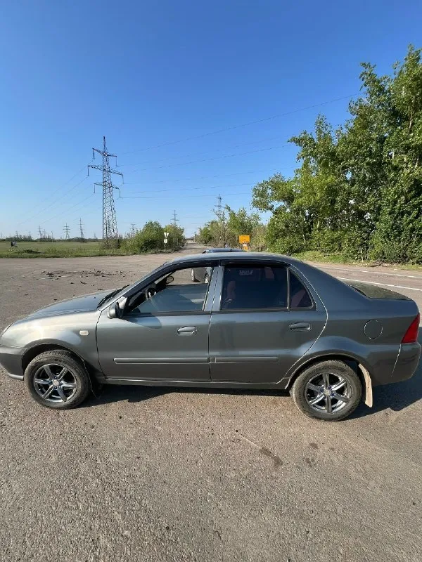 Geely ck (otaka) 1.5 механика год 2008 пробег 100.км 1 владелец (птс оригинал) автомобиль в хорошем состоянии как внешне так и технически! подогрев зеркал стеклоподъемники 4 двери магнитофон, usb 6 динамиков два ключа кондиционер рабочий сервисная книга два комплекта шин + диски (лето и зима) два комплекта ковриков, много новых запчастей в подарок. полная шумоизоляция авто. сигнализация + центральный замок. автомобиль полностью весь обслужен, в данный момент никаких вложений не требует, сел поезал. хороший вариант для первой машины. цена 300.000т. руб разумный торг у капота находиться в донецке. пишите или звоните расскажу, покажу все детальные +7(949)395-36-06 📞 звоните: +7(949)3953606 - фотография - 4