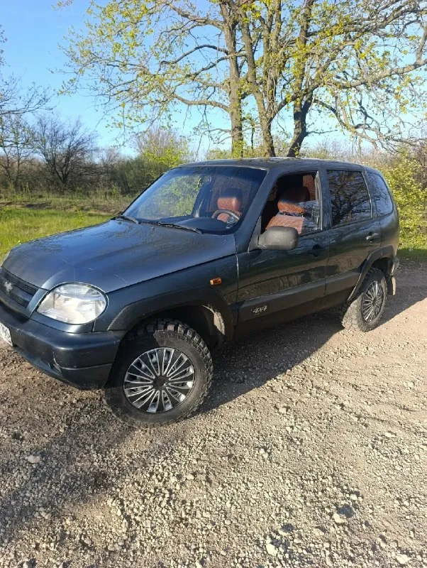 Продам chevrolet нива 2008г. Двигатель работает хорошо. Коробка, раздатка в хорошем состоянии. Масла, везде поменяны, есть кондиционер, музыка, сигнализация. Грязевая резина в хорошем состоянии. Документы чистые на учёт без проблем. Цена 380тыс торг. Г енакиево+79495254851
📞 Звоните: +7(949)5254851 - фотография - 3