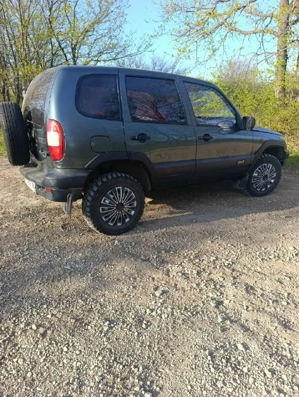 Продам chevrolet нива 2008г. Двигатель работает хорошо. Коробка, раздатка в хорошем состоянии. Масла, везде поменяны, есть кондиционер, музыка, сигнализация. Грязевая резина в хорошем состоянии. Документы чистые на учёт без проблем. Цена 380тыс торг. Г енакиево+79495254851
📞 Звоните: +7(949)5254851 - фотография - 5
