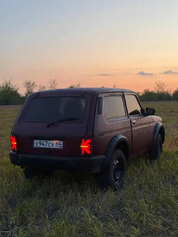 Продаётся ваз niva 2001 года. Машина в хорошем состоянии, на бодром уверенном ходу. Двигатель 1.7 работает отлично, без нареканий. Кузов свежеокрашенный, выглядит свежо и аккуратно.
Установлен обвес urban — внешний вид намного интереснее и современнее. Хороший свет, ночью едет комфортно. Есть музыка, салон приятный.
Автомобиль сел и поехал, вложений по основным узлам не требует. Отличный вариант как для города, так и для бездорожья.
Луганск, восток
Цена 290к торг
Номер для связи +7 (959) 146-97-07
Телеграм panica_barbershop8
📞 Звоните: +7(959)1469707 - фотография - 1