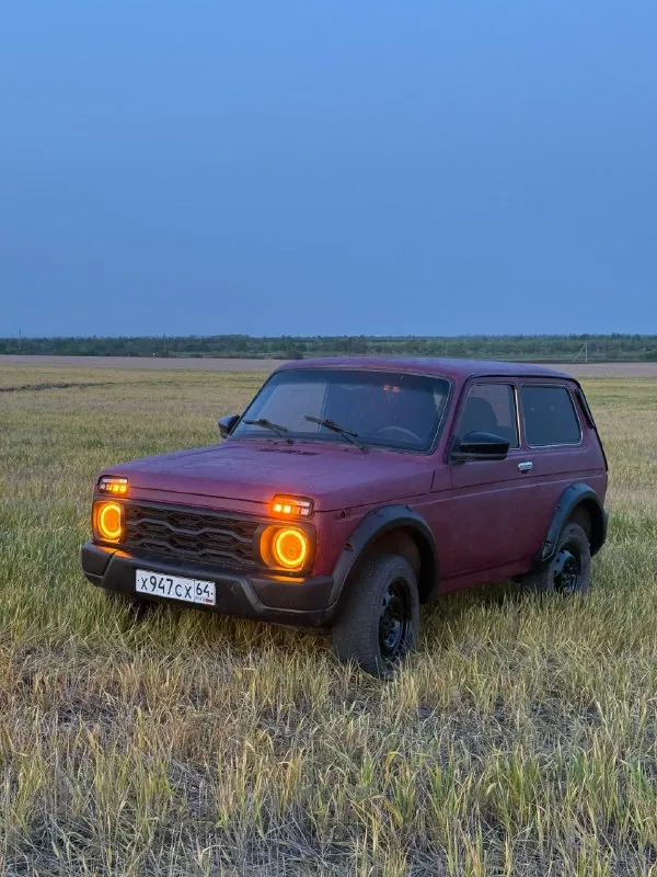 Продаётся ваз niva 2001 года. Машина в хорошем состоянии, на бодром уверенном ходу. Двигатель 1.7 работает отлично, без нареканий. Кузов свежеокрашенный, выглядит свежо и аккуратно.
Установлен обвес urban — внешний вид намного интереснее и современнее. Хороший свет, ночью едет комфортно. Есть музыка, салон приятный.
Автомобиль сел и поехал, вложений по основным узлам не требует. Отличный вариант как для города, так и для бездорожья.
Луганск, восток
Цена 290к торг
Номер для связи +7 (959) 146-97-07
Телеграм panica_barbershop8
📞 Звоните: +7(959)1469707 - фотография - 3