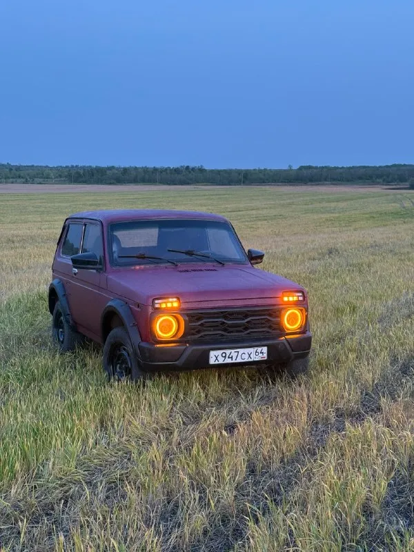 Продаётся ваз niva 2001 года. Машина в хорошем состоянии, на бодром уверенном ходу. Двигатель 1.7 работает отлично, без нареканий. Кузов свежеокрашенный, выглядит свежо и аккуратно.
Установлен обвес urban — внешний вид намного интереснее и современнее. Хороший свет, ночью едет комфортно. Есть музыка, салон приятный.
Автомобиль сел и поехал, вложений по основным узлам не требует. Отличный вариант как для города, так и для бездорожья.
Луганск, восток
Цена 290к торг
Номер для связи +7 (959) 146-97-07
Телеграм panica_barbershop8
📞 Звоните: +7(959)1469707 - фотография - 4