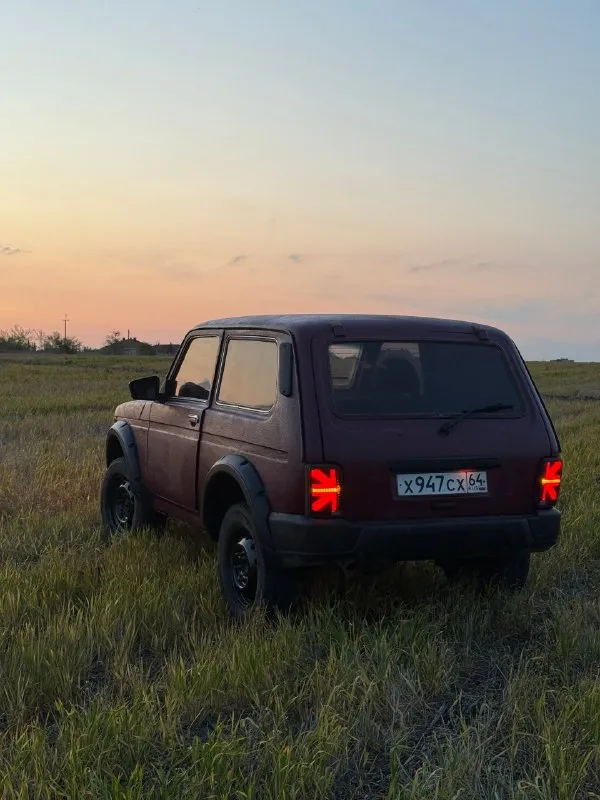 Продаётся ваз niva 2001 года. Машина в хорошем состоянии, на бодром уверенном ходу. Двигатель 1.7 работает отлично, без нареканий. Кузов свежеокрашенный, выглядит свежо и аккуратно.
Установлен обвес urban — внешний вид намного интереснее и современнее. Хороший свет, ночью едет комфортно. Есть музыка, салон приятный.
Автомобиль сел и поехал, вложений по основным узлам не требует. Отличный вариант как для города, так и для бездорожья.
Луганск, восток
Цена 290к торг
Номер для связи +7 (959) 146-97-07
Телеграм panica_barbershop8
📞 Звоните: +7(959)1469707 - фотография - 6