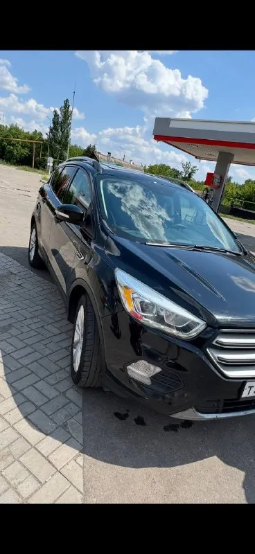 🚗 продаем семейный автомобиль ford escape(kuga) 2018г. 2.0 акпп (245л) 4wd первые и единственные владельцы по рф, машина в достойном состояние и не требует вложений, обслуживаю всегда вовремя. двигатель очень приятный, на мой взгляд лучший в линейке, едет более чем как для паркетника, динамика и управление восхищает. по кузову без намека на рыжики. салон не затертый. полная комплектация, есть все для комфортной езды :климат, круиз контроль, параллельная парковка, помощь парковки, память сидений, подогрев рулят сидений, дистанционный запуск, carplay, хорошая акустика, люк и панорамная крыша, большой багажник(задние сидения ложатся вровень, можно двоем за ночевать ), датчик открывания багажника ногой, датчик дождя и света и многое другое. если что то забыл, спрашивайте ! цена: 1980000 ₽ 📲 tg: анна 📞 🇷🇺 звоните: +79493411741 авторынок днр донецк - фотография - 4