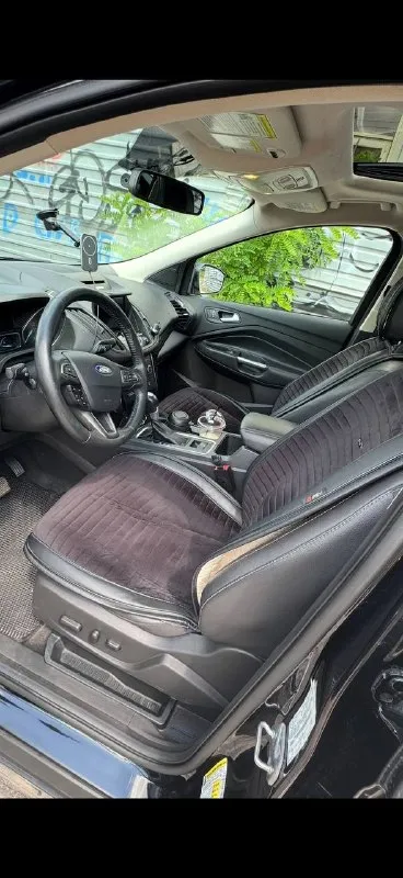 🚗 продаем семейный автомобиль ford escape(kuga) 2018г. 2.0 акпп (245л) 4wd первые и единственные владельцы по рф, машина в достойном состояние и не требует вложений, обслуживаю всегда вовремя. двигатель очень приятный, на мой взгляд лучший в линейке, едет более чем как для паркетника, динамика и управление восхищает. по кузову без намека на рыжики. салон не затертый. полная комплектация, есть все для комфортной езды :климат, круиз контроль, параллельная парковка, помощь парковки, память сидений, подогрев рулят сидений, дистанционный запуск, carplay, хорошая акустика, люк и панорамная крыша, большой багажник(задние сидения ложатся вровень, можно двоем за ночевать ), датчик открывания багажника ногой, датчик дождя и света и многое другое. если что то забыл, спрашивайте ! цена: 1980000 ₽ 📲 tg: анна 📞 🇷🇺 звоните: +79493411741 авторынок днр донецк - фотография - 5