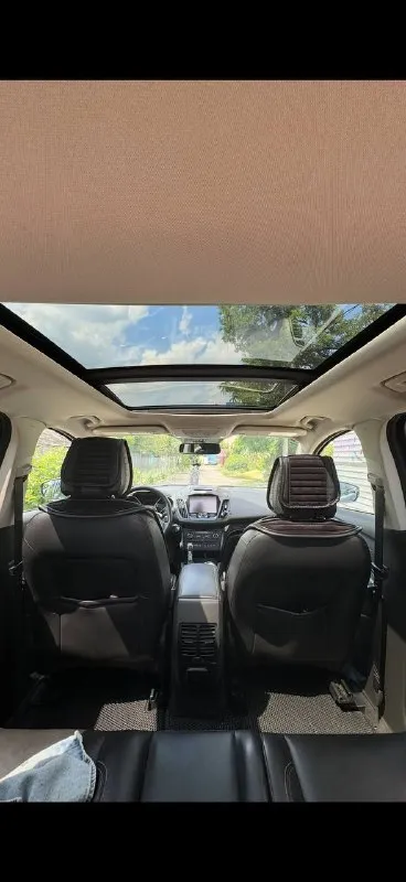 🚗 продаем семейный автомобиль ford escape(kuga) 2018г. 2.0 акпп (245л) 4wd первые и единственные владельцы по рф, машина в достойном состояние и не требует вложений, обслуживаю всегда вовремя. двигатель очень приятный, на мой взгляд лучший в линейке, едет более чем как для паркетника, динамика и управление восхищает. по кузову без намека на рыжики. салон не затертый. полная комплектация, есть все для комфортной езды :климат, круиз контроль, параллельная парковка, помощь парковки, память сидений, подогрев рулят сидений, дистанционный запуск, carplay, хорошая акустика, люк и панорамная крыша, большой багажник(задние сидения ложатся вровень, можно двоем за ночевать ), датчик открывания багажника ногой, датчик дождя и света и многое другое. если что то забыл, спрашивайте ! цена: 1980000 ₽ 📲 tg: анна 📞 🇷🇺 звоните: +79493411741 авторынок днр донецк - фотография - 6