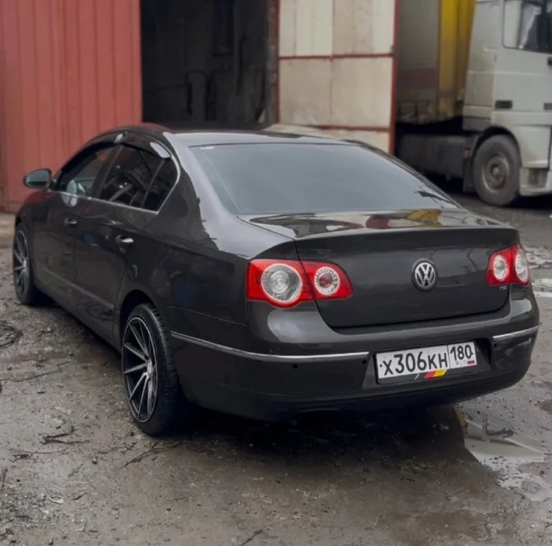 Продам volkswagen passat b6 1.8tsi 2010 года выпуска, в отличном состоянии, без гнили и рыжиков, технически обслужен. ходовая перебрана, суппорта новые, колодки новые, фазорегулятор новый, катушки, свечи новые, замена масла каждые 7тыс. км. двигатель не троит и не дизелит!едет бодро, прошит под stage 1.коробка dsg dq200 обслужена, была замена гидроаккумулятора, мехатронник перебран, коробка прошита stage 1. отдам 2 комплекта титановых дисков с резиной. по комплектации: ✅датчики света и дождя ✅парктронники, мультируль, эл. регулировка сидений, зеркал, мультимедиа, подогрев переднего и заднего стекла. ✅климат контроль ✅autohold ✅круиз контроль подробнее расскажу по телефону +79493229209 (телеграмм на этом номере ✅) осмотр город торез донецкая область цена 850000₽ торг - фотография - 3