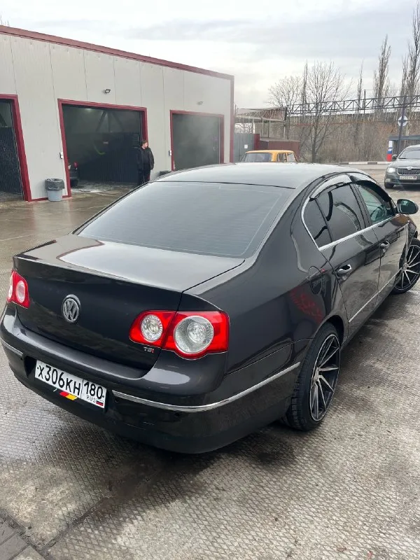 Продам volkswagen passat b6 1.8tsi 2010 года выпуска, в отличном состоянии, без гнили и рыжиков, технически обслужен. ходовая перебрана, суппорта новые, колодки новые, фазорегулятор новый, катушки, свечи новые, замена масла каждые 7тыс. км. двигатель не троит и не дизелит!едет бодро, прошит под stage 1.коробка dsg dq200 обслужена, была замена гидроаккумулятора, мехатронник перебран, коробка прошита stage 1. отдам 2 комплекта титановых дисков с резиной. по комплектации: ✅датчики света и дождя ✅парктронники, мультируль, эл. регулировка сидений, зеркал, мультимедиа, подогрев переднего и заднего стекла. ✅климат контроль ✅autohold ✅круиз контроль подробнее расскажу по телефону +79493229209 (телеграмм на этом номере ✅) осмотр город торез донецкая область цена 850000₽ торг - фотография - 4