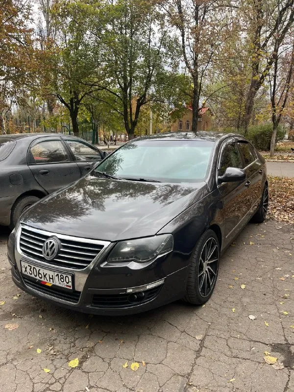 Продам volkswagen passat b6 1.8tsi 2010 года выпуска, в отличном состоянии, без гнили и рыжиков, технически обслужен. ходовая перебрана, суппорта новые, колодки новые, фазорегулятор новый, катушки, свечи новые, замена масла каждые 7тыс. км. двигатель не троит и не дизелит!едет бодро, прошит под stage 1.коробка dsg dq200 обслужена, была замена гидроаккумулятора, мехатронник перебран, коробка прошита stage 1. отдам 2 комплекта титановых дисков с резиной. по комплектации: ✅датчики света и дождя ✅парктронники, мультируль, эл. регулировка сидений, зеркал, мультимедиа, подогрев переднего и заднего стекла. ✅климат контроль ✅autohold ✅круиз контроль подробнее расскажу по телефону +79493229209 (телеграмм на этом номере ✅) осмотр город торез донецкая область цена 850000₽ торг - фотография - 8