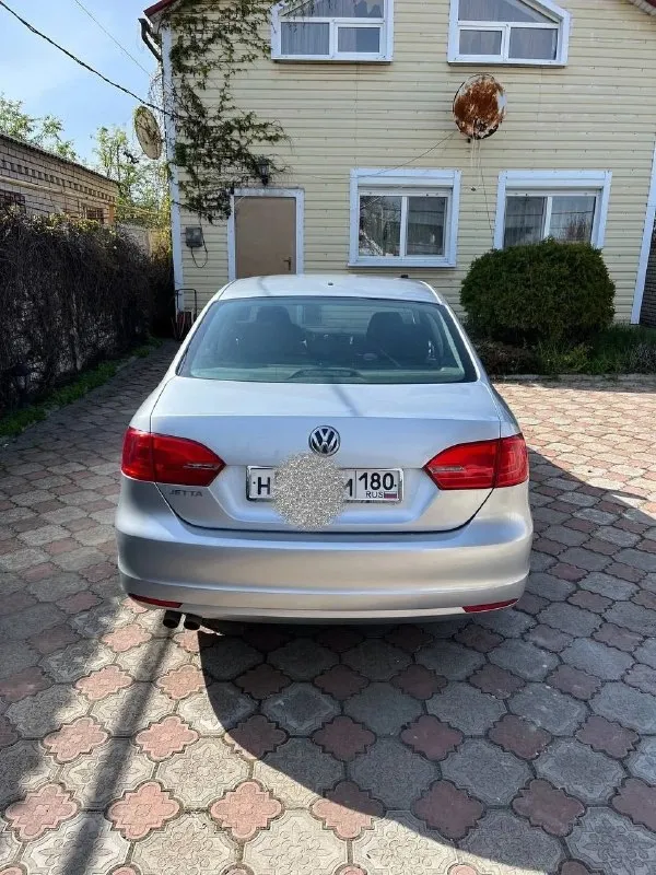 Продажа от собственника volkswagen jetta / фольксваген джетта 2014г. коробка передач - ат (классический автомат не dsg) объем двигателя - 2.0. надежный атмосферный двигатель. владельцев на территории рф - 1 пробег - 123тыс. миль состояние отличное - ошибок нет, двигатель и коробка работают, как часы - без нареканий. бережное обращение с машиной, ежегодное обслуживание и замена расходников. по кузову все чисто. салон в хорошем состоянии - не протертый, не прокуренный. расход по городу 10л. производитель - сша. полностью растаможена, птс на руках. дополнительно: - новая летняя резина, только поставили. зимнюю тоже отдаю комплектом с машиной. в хорошем состоянии, еще 2-3 сезона покатается. - новый аккумулятор, куплен зимой. - vin предоставляю по запросу, любые проверки. машина полностью готова к эксплуатации. осмотр по договоренности, г. донецк. цена 1 150 000р. с реальным покупателем торг у капота. +79493637299 александр - фотография - 3