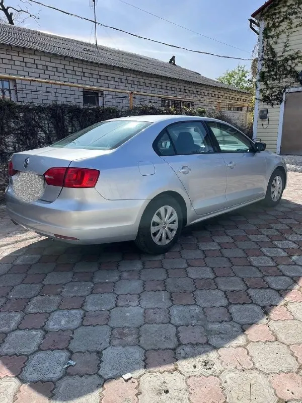 Продажа от собственника volkswagen jetta / фольксваген джетта 2014г. коробка передач - ат (классический автомат не dsg) объем двигателя - 2.0. надежный атмосферный двигатель. владельцев на территории рф - 1 пробег - 123тыс. миль состояние отличное - ошибок нет, двигатель и коробка работают, как часы - без нареканий. бережное обращение с машиной, ежегодное обслуживание и замена расходников. по кузову все чисто. салон в хорошем состоянии - не протертый, не прокуренный. расход по городу 10л. производитель - сша. полностью растаможена, птс на руках. дополнительно: - новая летняя резина, только поставили. зимнюю тоже отдаю комплектом с машиной. в хорошем состоянии, еще 2-3 сезона покатается. - новый аккумулятор, куплен зимой. - vin предоставляю по запросу, любые проверки. машина полностью готова к эксплуатации. осмотр по договоренности, г. донецк. цена 1 150 000р. с реальным покупателем торг у капота. +79493637299 александр - фотография - 4