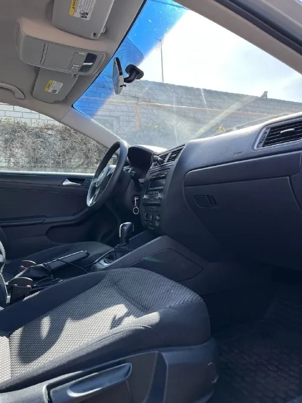 Продажа от собственника volkswagen jetta / фольксваген джетта 2014г. коробка передач - ат (классический автомат не dsg) объем двигателя - 2.0. надежный атмосферный двигатель. владельцев на территории рф - 1 пробег - 123тыс. миль состояние отличное - ошибок нет, двигатель и коробка работают, как часы - без нареканий. бережное обращение с машиной, ежегодное обслуживание и замена расходников. по кузову все чисто. салон в хорошем состоянии - не протертый, не прокуренный. расход по городу 10л. производитель - сша. полностью растаможена, птс на руках. дополнительно: - новая летняя резина, только поставили. зимнюю тоже отдаю комплектом с машиной. в хорошем состоянии, еще 2-3 сезона покатается. - новый аккумулятор, куплен зимой. - vin предоставляю по запросу, любые проверки. машина полностью готова к эксплуатации. осмотр по договоренности, г. донецк. цена 1 150 000р. с реальным покупателем торг у капота. +79493637299 александр - фотография - 6