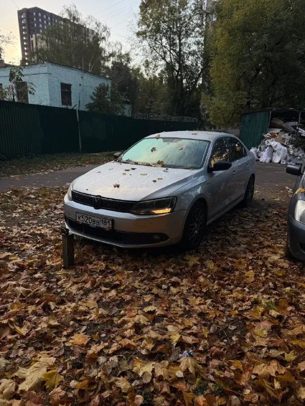 Продам свой автомобиль! 2013 года выпуска. двигатель 1.4 tsi, ркпп dsg 7 dq200. пробег оригинал(333 тыс км. ) не скручен. сцепление меняли, мехатроник перебирали. машина в хорошем и ухоженном состоянии! обслужена от и до. ходовая новая, недавно заменил передние стойки и рычаги. установлены новые фары с линзой под диодную лампу h7 (как по заводу). ухоженный и не затертый салон. руль перетянут, контурная подсветка дверных карт. установлен круиз контроль и подсветка пространства ног в салоне и так же подсветка в боковых зеркалах. мультимедиа оригинал с bluetooth. зашумленны передние арки, двери, пол. очень приятная и ухоженная машина. цена 950 тыс руб. торг хороший присутствует. связь по телефону +79856653493 📞 звоните: +7(985)6653493 - фотография - 1