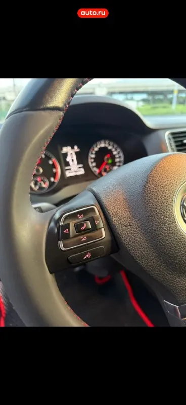 Продам свой автомобиль! 2013 года выпуска. двигатель 1.4 tsi, ркпп dsg 7 dq200. пробег оригинал(333 тыс км. ) не скручен. сцепление меняли, мехатроник перебирали. машина в хорошем и ухоженном состоянии! обслужена от и до. ходовая новая, недавно заменил передние стойки и рычаги. установлены новые фары с линзой под диодную лампу h7 (как по заводу). ухоженный и не затертый салон. руль перетянут, контурная подсветка дверных карт. установлен круиз контроль и подсветка пространства ног в салоне и так же подсветка в боковых зеркалах. мультимедиа оригинал с bluetooth. зашумленны передние арки, двери, пол. очень приятная и ухоженная машина. цена 950 тыс руб. торг хороший присутствует. связь по телефону +79856653493 📞 звоните: +7(985)6653493 - фотография - 2