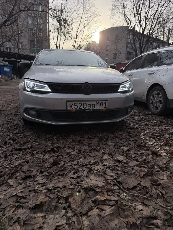 Продам свой автомобиль! 2013 года выпуска. двигатель 1.4 tsi, ркпп dsg 7 dq200. пробег оригинал(333 тыс км. ) не скручен. сцепление меняли, мехатроник перебирали. машина в хорошем и ухоженном состоянии! обслужена от и до. ходовая новая, недавно заменил передние стойки и рычаги. установлены новые фары с линзой под диодную лампу h7 (как по заводу). ухоженный и не затертый салон. руль перетянут, контурная подсветка дверных карт. установлен круиз контроль и подсветка пространства ног в салоне и так же подсветка в боковых зеркалах. мультимедиа оригинал с bluetooth. зашумленны передние арки, двери, пол. очень приятная и ухоженная машина. цена 950 тыс руб. торг хороший присутствует. связь по телефону +79856653493 📞 звоните: +7(985)6653493 - фотография - 3