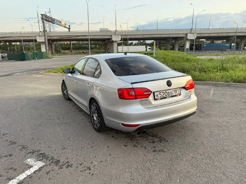 Продам свой автомобиль! 2013 года выпуска. двигатель 1.4 tsi, ркпп dsg 7 dq200. пробег оригинал(333 тыс км. ) не скручен. сцепление меняли, мехатроник перебирали. машина в хорошем и ухоженном состоянии! обслужена от и до. ходовая новая, недавно заменил передние стойки и рычаги. установлены новые фары с линзой под диодную лампу h7 (как по заводу). ухоженный и не затертый салон. руль перетянут, контурная подсветка дверных карт. установлен круиз контроль и подсветка пространства ног в салоне и так же подсветка в боковых зеркалах. мультимедиа оригинал с bluetooth. зашумленны передние арки, двери, пол. очень приятная и ухоженная машина. цена 950 тыс руб. торг хороший присутствует. связь по телефону +79856653493 📞 звоните: +7(985)6653493 - фотография - 6